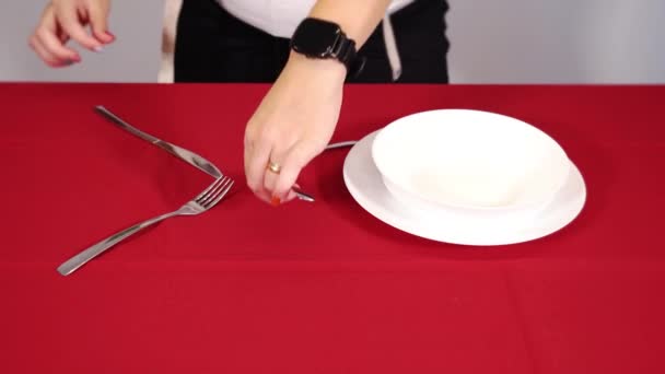 Mains mettre des couverts en argent sur la table et mesurer avec du ruban adhésif — Video