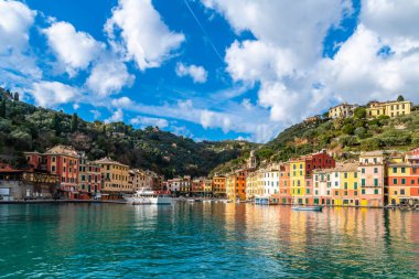 Portofino Liguria'deki / daki şehir manzaralı bir limandan deniz