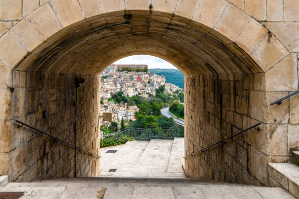 Vista Sobre Antigua Ciudad Italiana Ragusa Través Del Arco Piedra — Foto de Stock