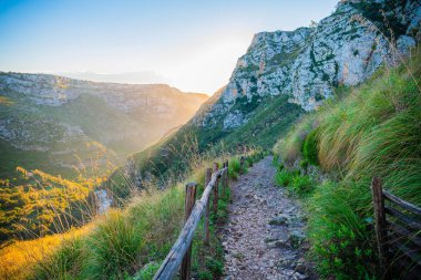 Vadi, Sicilya, İtalya'nın dağlarda taş yol