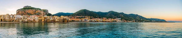 Panoramisch Uitzicht Door Italiaanse Kuststad Cefalu Van Zee Noordelijke Sicilië — Stockfoto