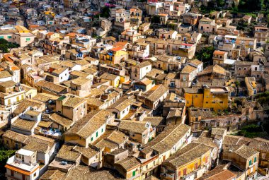 Eski İtalyan kırmızı çatı üstleri ve güzel cityscape Modica, Sicilya