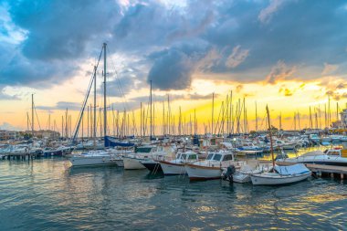 Güneş doğarken, Syracuse, Sicilya limanda palamarla Yatlar