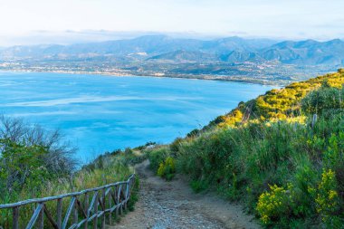 Deniz yolu ile yeşil tepeler, Marinello, Sicilya