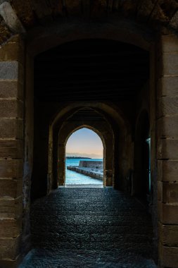 Kemerli, Sicilya ile kıyı İtalyan şehir Cefalu görüntüsü