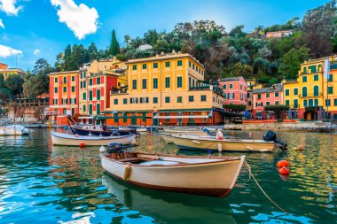 İtalya 'nın en güzel kıyı köyü Portofino' nun şehir manzarası ve kuzey İtalya 'nın Liguria eyaletine demirlemiş teknelerle dolu güzel limanın manzarası.