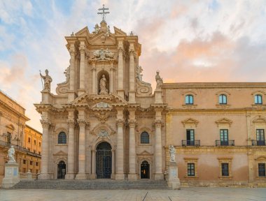 Şehrin ana Meydanı Duomo, Ortigia, Sicilya bölgesindeki Syracuse Katedrali
