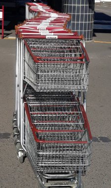 bir süpermarket girişinde dizilmiş alışveriş için yük arabaları