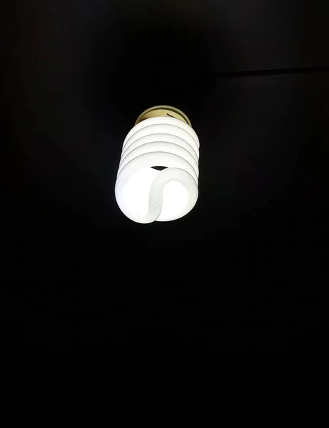 Lampa Świeci Ciemności — Zdjęcie stockowe