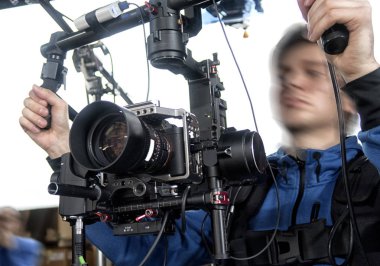 TV profesyonel studio dijital video kamera. kameraman
