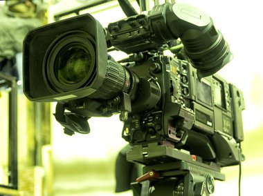 TV profesyonel studio dijital video kamera. kameraman