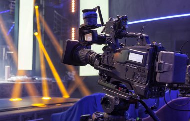 TV profesyonel dijital video kamerada bir konser salonu.