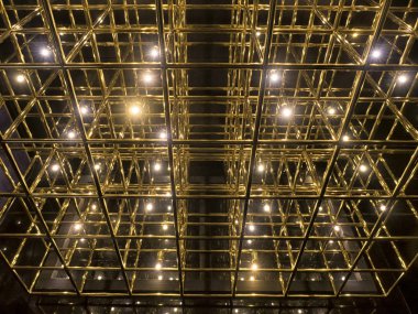 Siyah arkaplanda altın ızgara