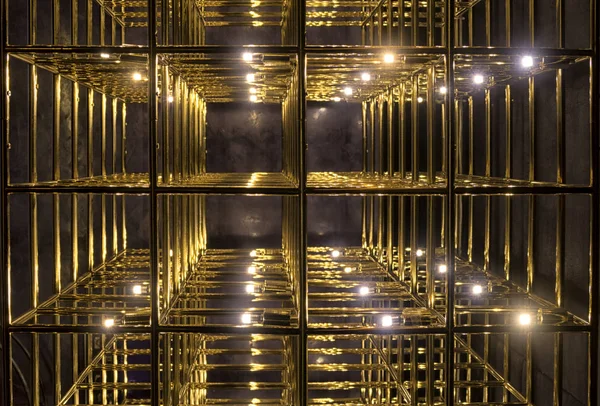 Grade de ouro em um fundo preto — Fotografia de Stock