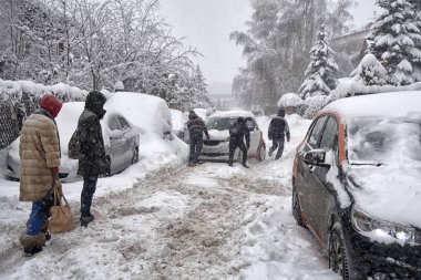 Kış saati ve derin karda araba