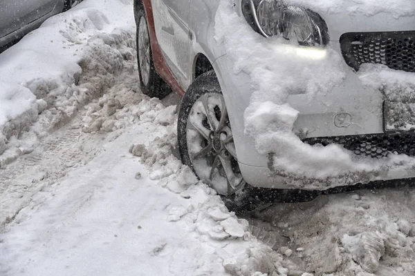 深い雪の中で冬の時間と車 — ストック写真