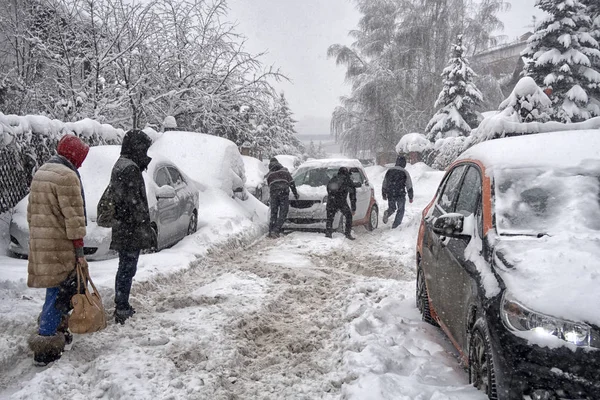 Zimowy Czas Samochód Głębokim Śniegu — Zdjęcie stockowe