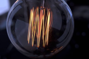 Ampul parlak parlak, iç mekan dekore edilmiş..