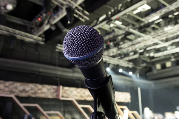 Ein Dynamisches Mikrofon Auf Der Bühne Helles Scheinwerferlicht Auf Dem — Stockfoto