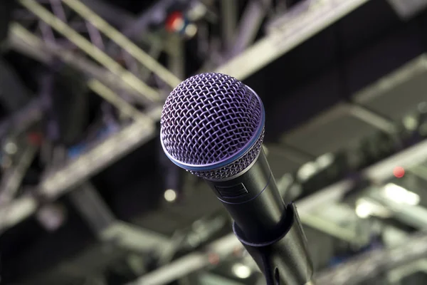 Een Dynamische Microfoon Het Podium Heldere Vlek Licht Achtergrond — Stockfoto