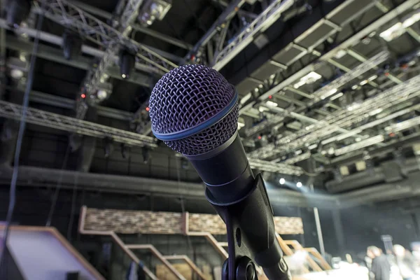 Microfone Dinâmico Palco Luzes Brilhantes Fundo — Fotografia de Stock