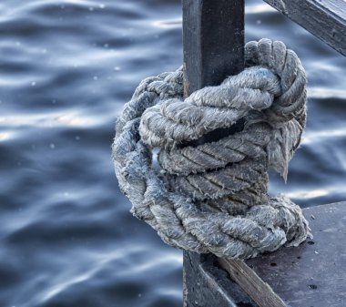 Halatı ve deniz su arka plan üzerinde baba