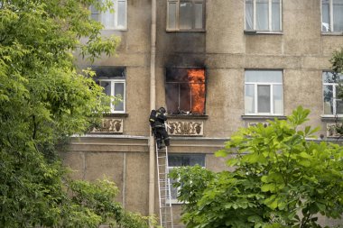 bir yangın sırasında evin önüne.