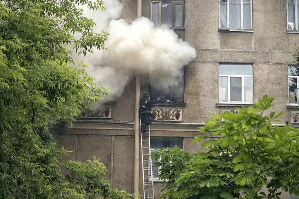 Voorkant Van Het Huis Tijdens Een Brand — Stockfoto