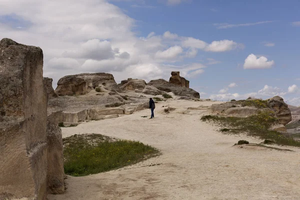 Vrouw Een Achtergrond Van Een Prachtige Berg Onderwijs Cappadocië Turkije — Stockfoto