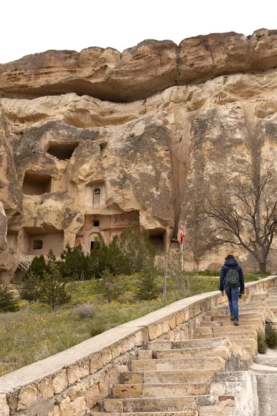 Vrouw Een Achtergrond Van Een Prachtige Berg Onderwijs Cappadocië Turkije — Stockfoto