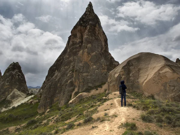 Vrouw Een Achtergrond Van Een Prachtige Berg Onderwijs Cappadocië Turkije — Stockfoto