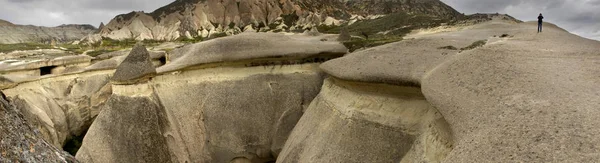 Mujer Fondo Una Hermosa Educación Montaña Capadocia Turquía —  Fotos de Stock