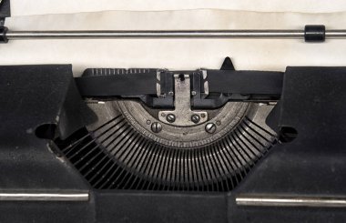 Eski vintage daktilo ve eklenen boş bir sayfaya.