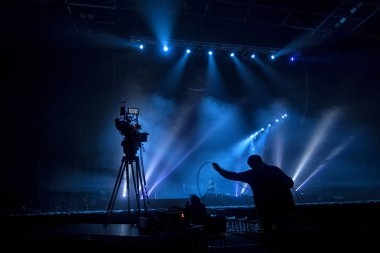 Profesyonel dijital video kamera. bir konser hal Sinematografi.
