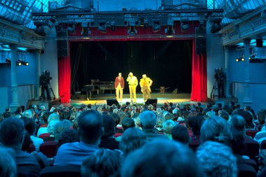 bale dansçıları siluetleri. Sahne Alanı'nda eğlence konser aydınlatma defocused.