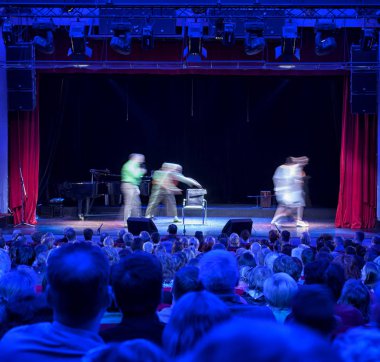 bale dansçıları siluetleri. Sahne Alanı'nda eğlence konser aydınlatma defocused.