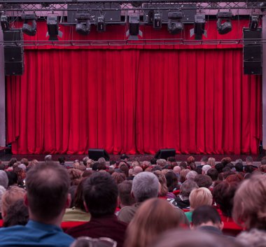 bale dansçıları siluetleri. Sahne Alanı'nda eğlence konser aydınlatma defocused.