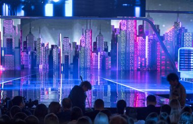 bale dansçıları siluetleri. Sahne Alanı'nda eğlence konser aydınlatma defocused.