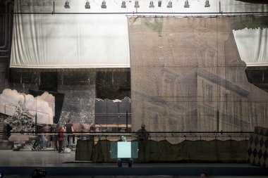 bale dansçıları siluetleri. Sahne Alanı'nda eğlence konser aydınlatma defocused.