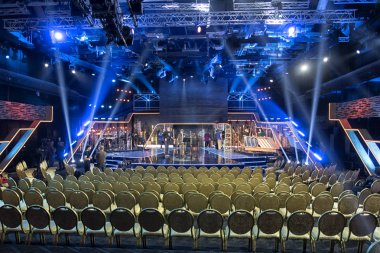 bale dansçıları siluetleri. Sahne Alanı'nda eğlence konser aydınlatma defocused.