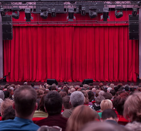 Balletttänzerinnen Silhouetten Defokussierte Konzertbeleuchtung Auf Der Bühne — Stockfoto