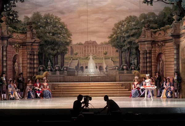 Balletttänzerinnen Silhouetten Defokussierte Konzertbeleuchtung Auf Der Bühne — Stockfoto
