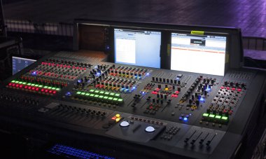 müzik, teknoloji, kişiler ve donatım kavramı - eller ses kayıt stüdyosunda karıştırma konsolu kullanarak