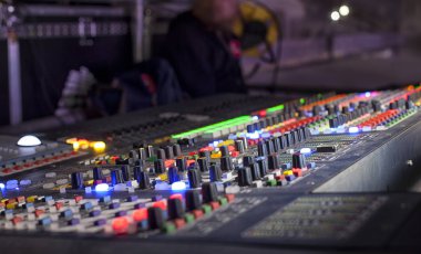 müzik, teknoloji, kişiler ve donatım kavramı - eller ses kayıt stüdyosunda karıştırma konsolu kullanarak