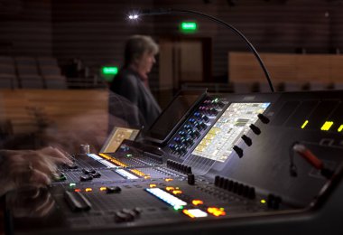 müzik, teknoloji, kişiler ve donatım kavramı - eller ses kayıt stüdyosunda karıştırma konsolu kullanarak