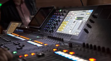 müzik, teknoloji, kişiler ve donatım kavramı - eller ses kayıt stüdyosunda karıştırma konsolu kullanarak