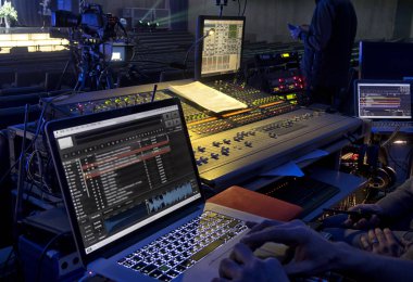 müzik, teknoloji, kişiler ve donatım kavramı - eller ses kayıt stüdyosunda karıştırma konsolu kullanarak