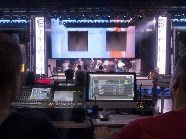 müzik, teknoloji, kişiler ve donatım kavramı - eller ses kayıt stüdyosunda karıştırma konsolu kullanarak