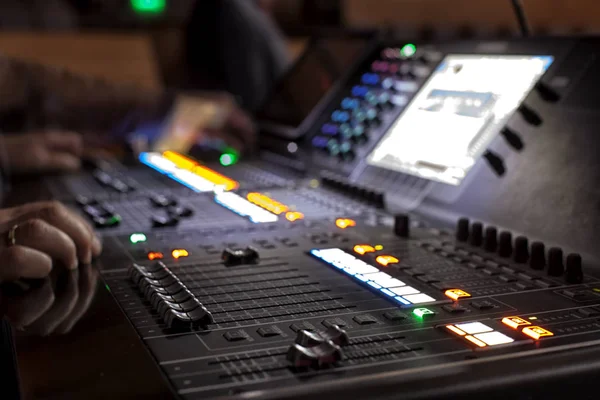 Conceito Música Tecnologia Pessoas Equipamentos Mãos Usando Console Mistura Estúdio — Fotografia de Stock