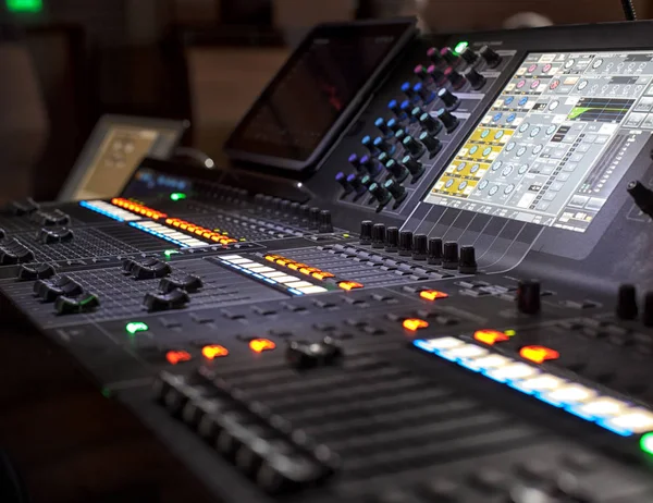 Conceito Música Tecnologia Pessoas Equipamentos Mãos Usando Console Mistura Estúdio — Fotografia de Stock